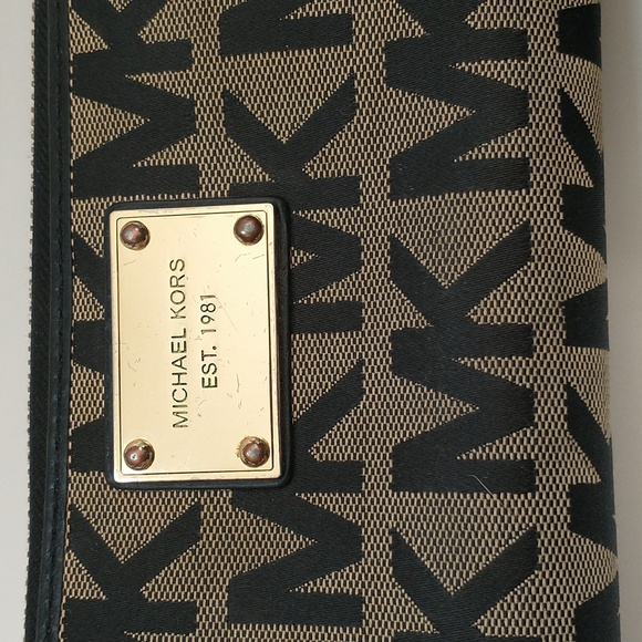 Michael Kors Monogram Wallet - Picture 4 of 12